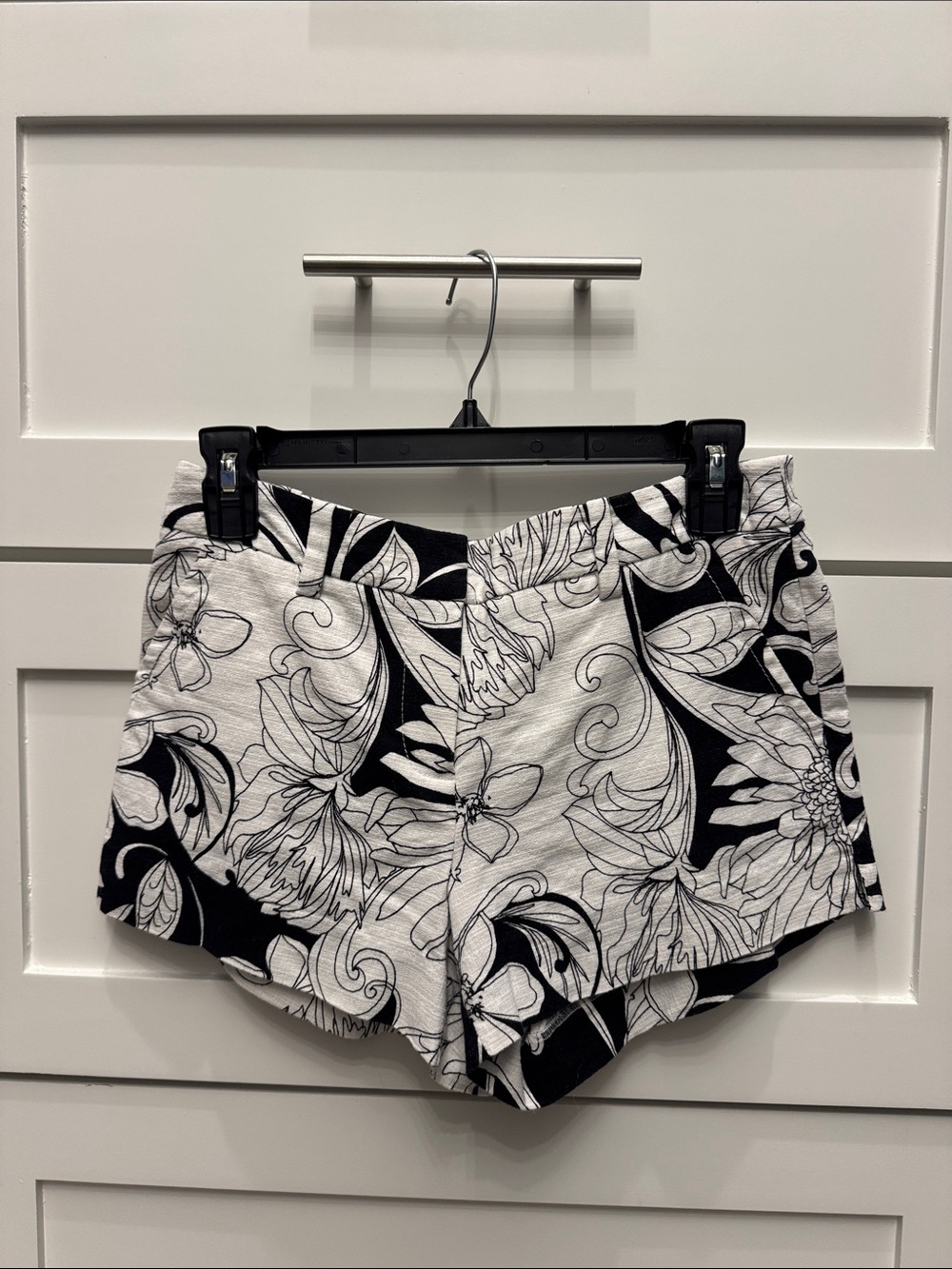 Beautiful Trina Turk Black & White Floral Resort Shorts